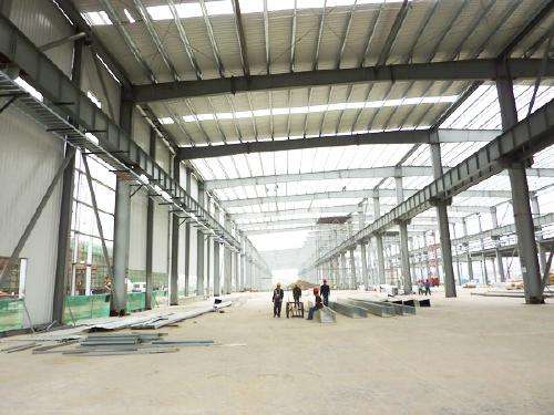 哈密鋼結構廠的彩鋼板是目前建筑使用十分廣泛的一類建材